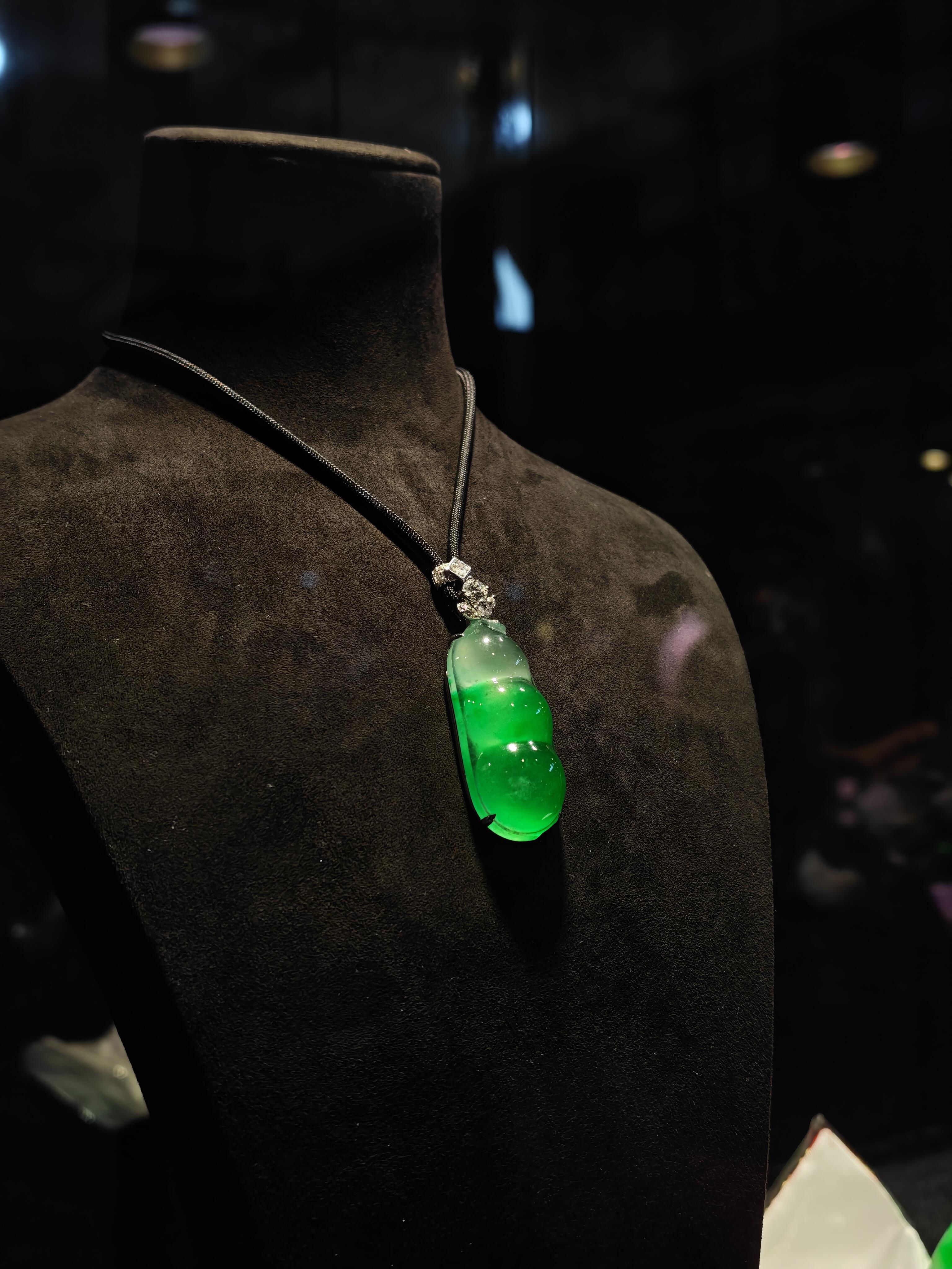 高級翡翠縦型ペンダントにメノウ飾りをつける