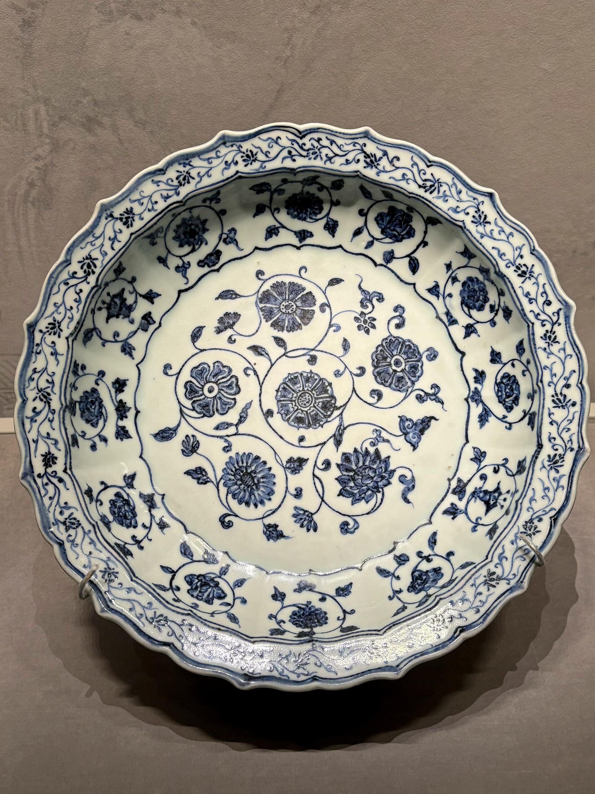 明代•永楽青花巻枝蓮大皿