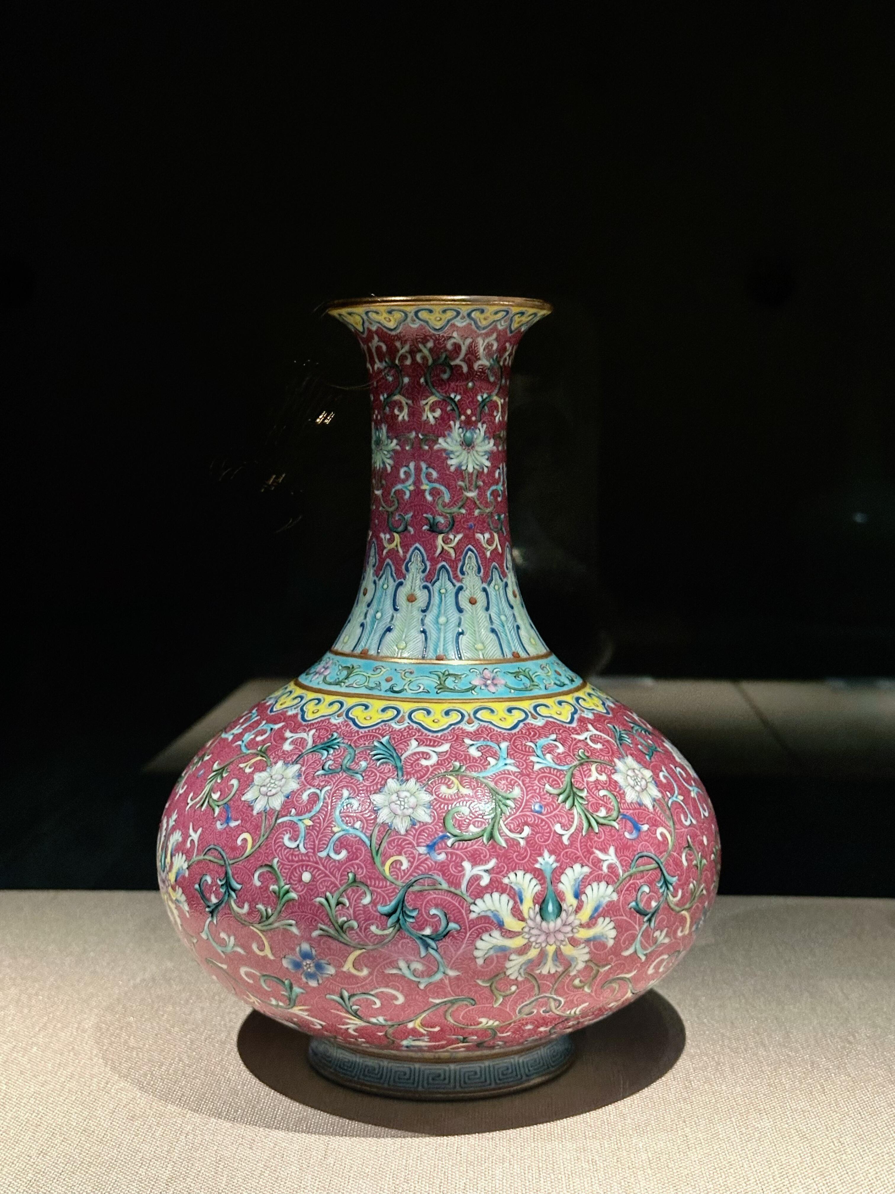 乾隆紅紅地圧延路粉彩蓮紋瓶